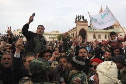 Manifestantes y soldados lanzan consignas contra Gadafi en Tobruk, ciudad bajo el control de los opositores tras la negativa del Ejército a reprimir las protestas. Se trata de una de las escasas imágenes que han superado el bloqueo a la prensa internacional impuesto por el régimen.
