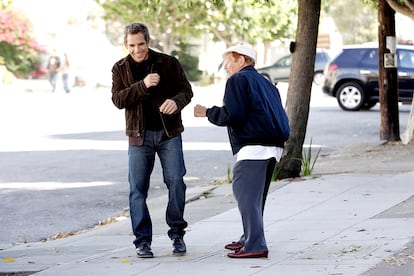 Jerry Stiller y Ben Stiller - Matrimonio compulsivo (2007)
De casta le viene al galgo. El último papel del cómico Jerry Stiller, popular por ser el padre malhumorado de George en la serie Seinfeld, fue el del manager de Zoolander en la segunda parte de la comedia fashionista protagonizada por su hijo. Igual de bromistas, ambos habían coincidido en tres comedias antes: Persecución muy, muy caliente (1987), Pesos pesados (1995) y Matrimonio compulsivo (2007). A sus 91 años, Jerry Stiller cuenta que nunca le recomendó nada con respecto a la profesión, que se limitó a regalarle una cámara Super 8 cuando era pequeño.