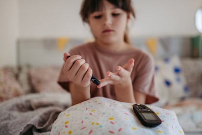 El tratamiento de la diabetes implica cambios en el estilo de vida de los niños y la monitorización regular de los niveles de glucosa. 