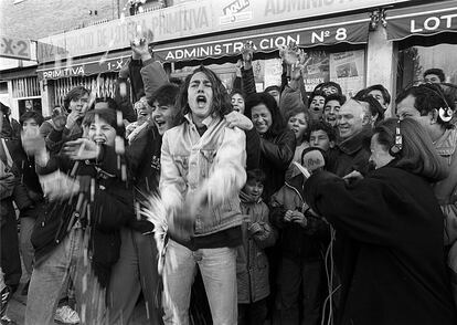 Un grupo de personas celebra su suerte ante la administración número 8 de Alcorcón (Madrid) que ha repartido 10.000 millones de pesetas correspondientes al primer premio de la Lotería de Navidad de 1990, el número 32.522.