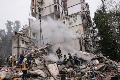 Los equipos de rescate buscan supervivientes bajo los escombros de un edificio residencial destruido tras el ataque con misiles rusos que sacudió Kiev.