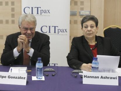 Felipe González, expresidente del Gobierno, Hanan Ashrawi, miembro del Comité central de la OLP, y Shlomo Ben Ami, exministro israelí de Exteriores en la reunión 'Madrid+20'