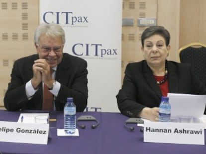 Felipe González, expresidente del Gobierno, Hanan Ashrawi, miembro del Comité central de la OLP, y Shlomo Ben Ami, exministro israelí de Exteriores en la reunión 'Madrid+20'