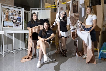 Las estudiantes de diseño de Castellón, premiadas con sus trabajos.