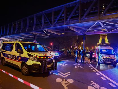 La policía acordona el puente de Bir Hakeim en París, este sábado.