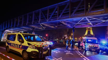 La policía acordona el puente de Bir Hakeim en París, este sábado.