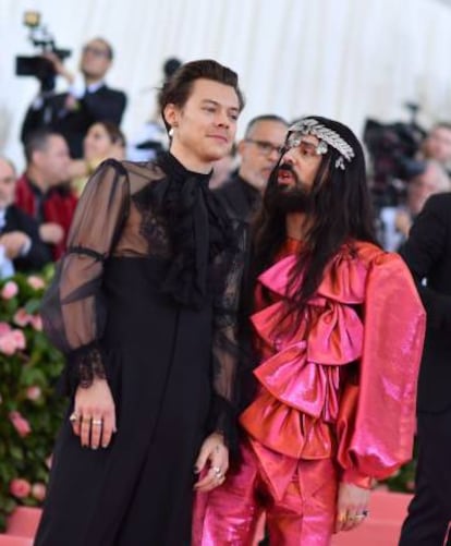 El cantante y anfitrión Harry Styles y Alessandro Michele, de Gucci.