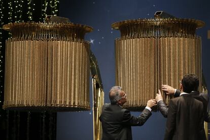 Comprobaciones de las bolas en el Teatro Real antes del sorteo.