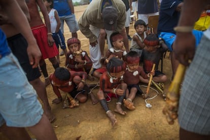 Os meninos aguardam para entrar no embate, que ocorre entre os diferentes clãs da aldeia.