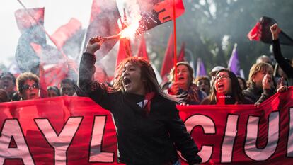 Personas se manifiestan por mejores condiciones laborales, el 1 de mayo de 2018 en Santiago.