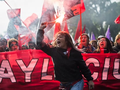 Personas se manifiestan por mejores condiciones laborales, el 1 de mayo de 2018 en Santiago.