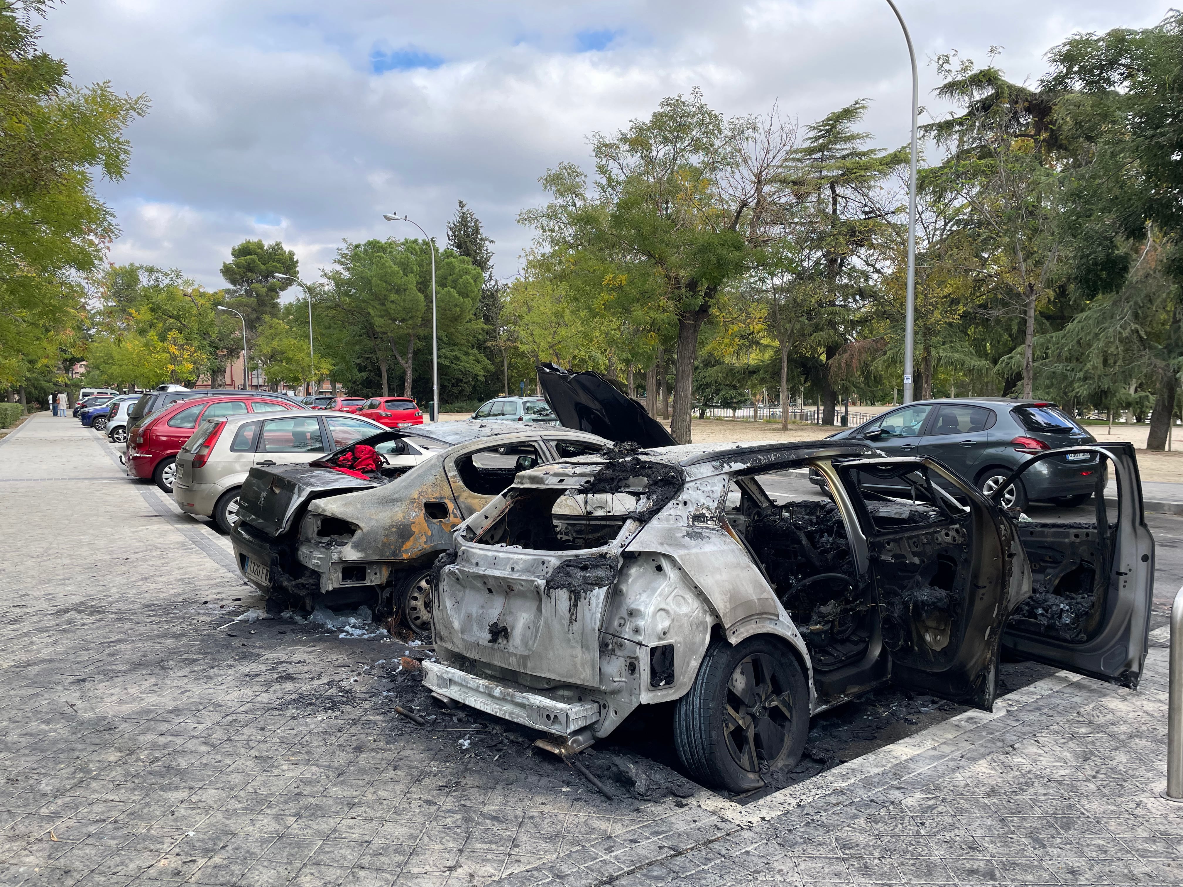 Un mes de coches vandalizados a diario en una misma calle de Usera y aún se desconocen autores y motivos