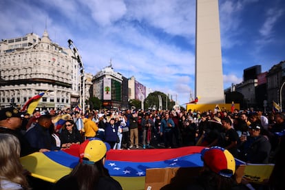 Ciudadanos venezolanos gritan frente al Obelisco, en la ciudad de Buenos Aires, Argentina. 