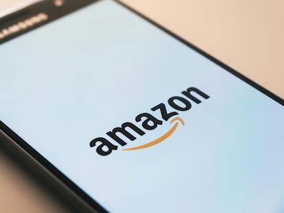 Logo de Amazon en un smartphone