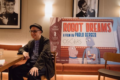 El director Pablo Berger, nominado al Oscar a la mejor película de animación por 'Robot Dreams', el 8 de marzo de 2024 en el restaurante Telefèric de Los Ángeles, California.