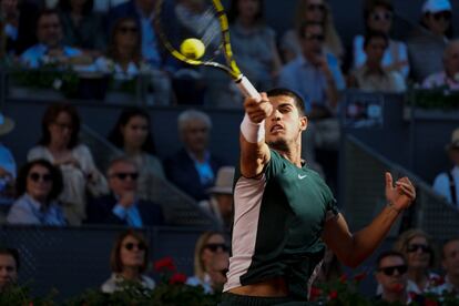 Carlos Alcaraz devuelve una bola al alemán Alexander Zverev of durante la final del Mutua Madrid Open.