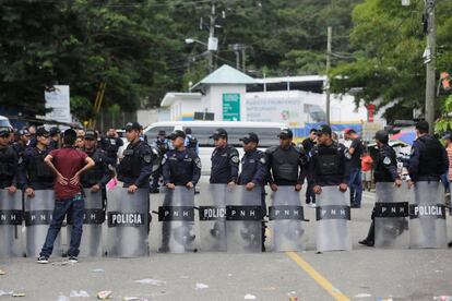 Integrantes de la policía de Honduras mantiene la vigilancia en un punto de control entre Honduras y Guatemala para prevenir el ingreso ilegal de los inmigrantes que forman parte de la caravana hacia Estados Unidos. 