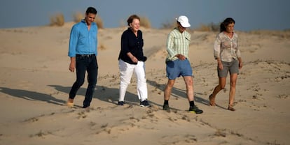 El presidente de gobierno Pedro Sánchez pasea junto a Ángela Merkel y sus respectivas parejas por las dunas de Sanlucar de Barrameda.