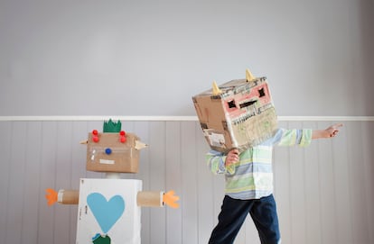 Un niño juega con su robot.