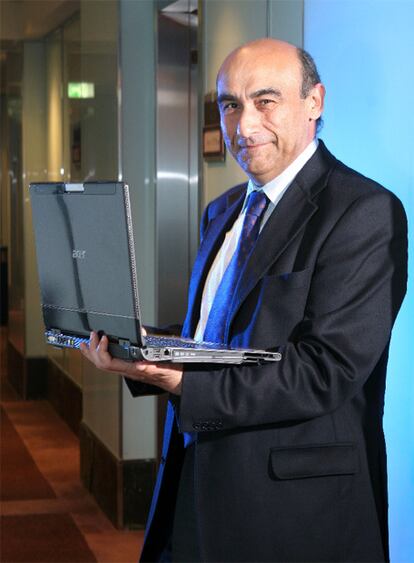 Gianfranco Lanci, presidente de Acer, posa con un portátil en Taiwán.