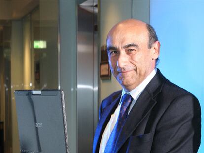 Gianfranco Lanci, presidente de Acer, posa con un portátil en Taiwán.