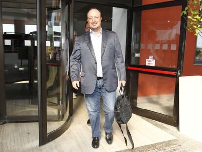 Benítez, dilluns a l'aeroport de Nàpols.