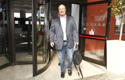 Benítez, dilluns a l'aeroport de Nàpols.