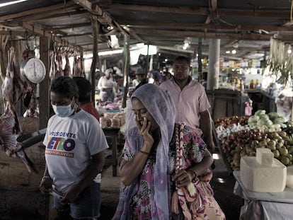 Compradores en un mercado de alimentos en Riohacha, Colombia