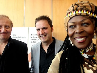 Kirmen Uribe, en el centro, junto al músico Wim Mertens y la poeta Werewere Linking, ayer, en Bilbao.
 