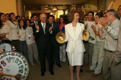 La reina Sofía toca los platillos aplaudida por Francisco González (izquierda) y los miembros de la Ruta Quetzal.