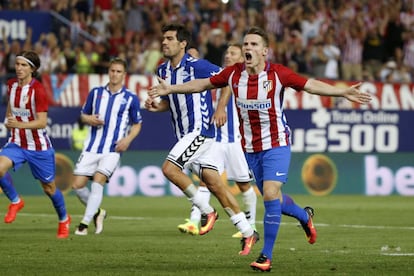 Gameiro celebra el gol del Atlético de penalti.