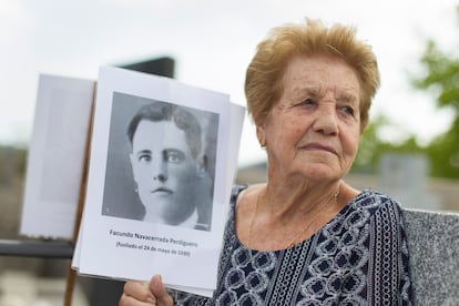 Benita Navacerrada muestra una imagen de su padre, Facundo, fusilado en las tapias del cementerio de Colmenar Viejo. 