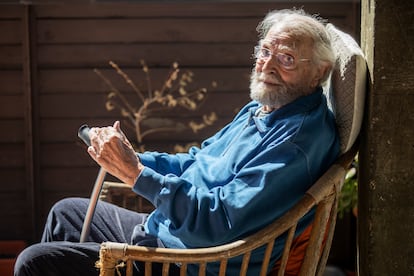 Ramón Masats, fotografiado en su casa de Madrid durante una entrevista con EL PAÍS en abril de 2023.