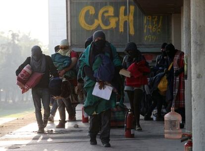Los encapuchados abandona la rectoría de la UNAM el miércoles.
