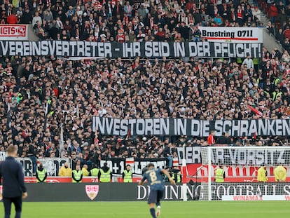 Los hinchas del Stuttgart protestan contra la apertura de la DFL al capital privado, el pasado 11 de febrero.