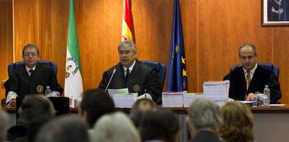 De izquierda a derecha, Rafael Linares, José Godino y Manuel Caballero-Bonald, durante la lectura de la sentencia del caso Malaya.