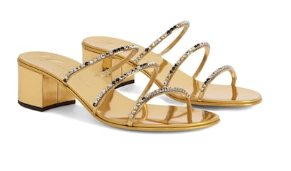 
El color dorado de estas sandalias y sus finas tiras de cristal son el contrapunto perfecto para el estilo minimalista de estas sandalias de Giuseppe Zanotti. El broche oro (y nunca mejor dicho) a cualquier estilismo de verano.
