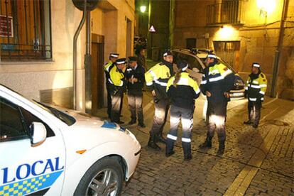 Durante la noche, un equipo de la policía local esperaba la llegada de los funcionarios que debían llevar a cabo el traslado de los papeles. Su objetivo era que las furgonetas que debían transportar los legajos cumplieran la prohibición del Ayuntamiento salmantino y no entraran en la zona peatonal en la que se halla el archivo.