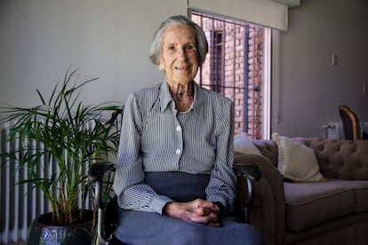 Raquel Arocena. de 96 años, madre de Gustavo Nicolich, fallecido en los Andes, en la biblioteca.