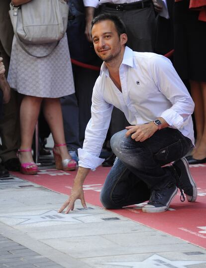 El cineasta español Alejandro Amenábar (director de 'Tesis' o 'Mar Adentro') también ha recibido una estrella en el flamante Paseo de la Fama madrileño.
