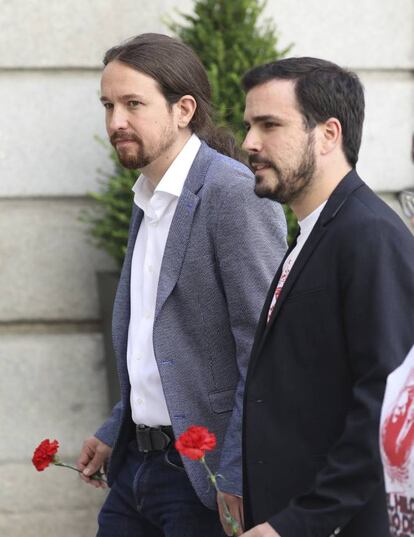 El líder de Podemos, Pablo Iglesias (izda.),y el coordinador general de Izquierda Unida, Alberto Garzón, a su llegada al Congreso.