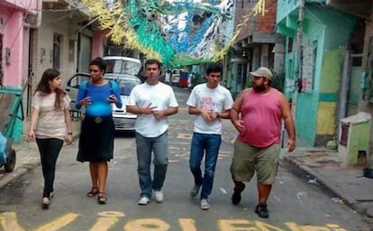 Tabata Amaral, Marielle Franco, Marcelo Freixo, Renan Ferreira e Naldinho Lourenço, em visita ao Complexo da Maré em 2014.