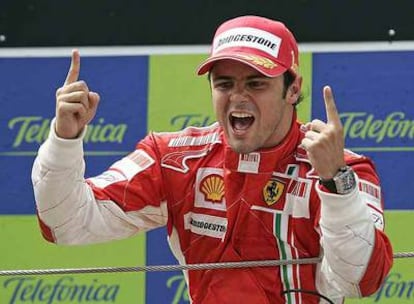 Felipe Massa, eufórico, levanta sus dedos índices para recordar sus dos triunfos consecutivos.
