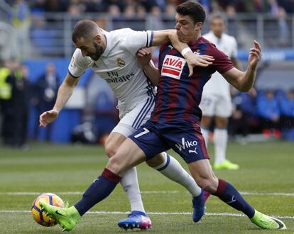 Benzema lucha por el esférico ante el defensa del Eibar, Ander Capa.