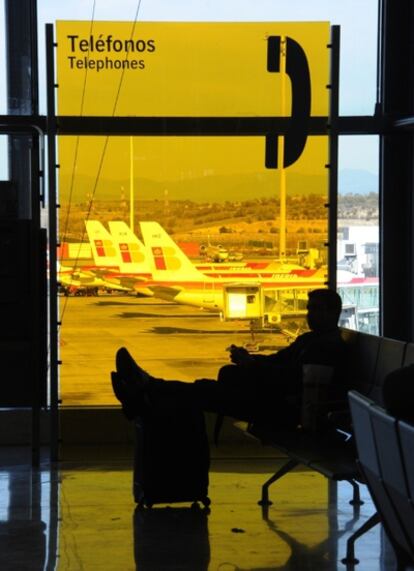 Un pasajero espera la salida de su vuelo en Barajas.