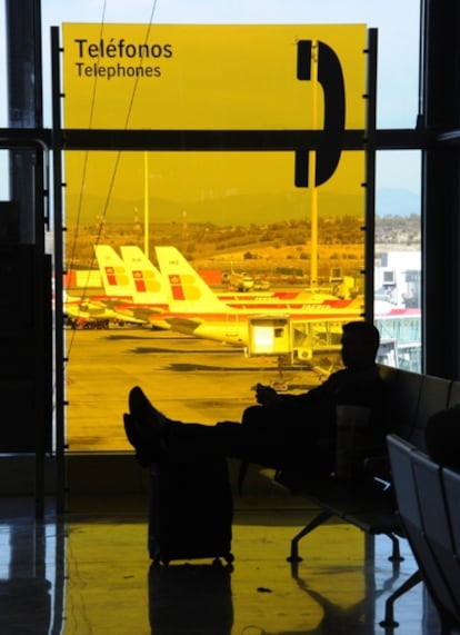 Un pasajero espera la salida de su vuelo en Barajas.