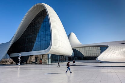 El centro cultural Heydar Aliyev, en Bakú, fue diseñado por Zaha Hadid.