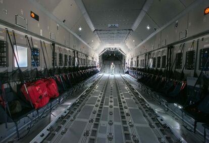 Interior de un T-23 antes de comenzar el vuelo de demostración realizado desde la Base Aérea de Zaragoza. Está previsto que al Ala 31 llegue el segundo aparato antes de fin de año para añadir otros dos o tres más en 2018.