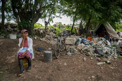 Martha Elena Enrique tiene 61 años y es pepenadora, como su hermana Ana Rosa. Cada día camina una hora para llegar al vertedero donde pasa los días recolectando basura para su posterior reciclaje. Cuenta que hoy es un trabajo solo para mujeres, porque antes, cuando también lo desempeñaban hombres, surgían problemas y disputas.