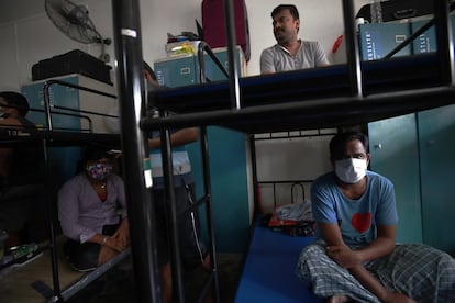 Trabadores en el interior de un dormitorio compartido en Westlite Juniper, un barrancón de trabajadores migrantes en Singapur.